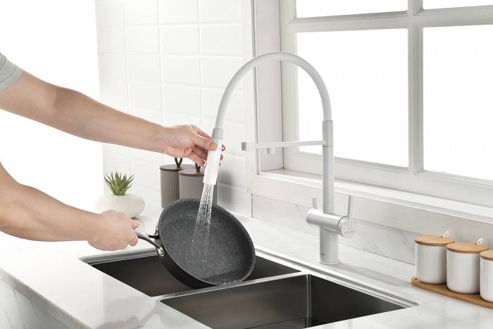 Смеситель для кухни Paulmark GRAVITY Gr213888-WH с подключением фильтра и гибким изливом белый матовый