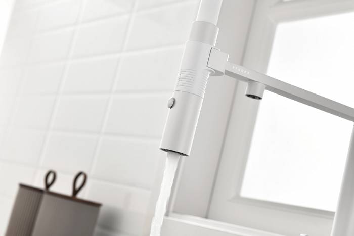 Смеситель для кухни Paulmark GRAVITY Gr213888-WH с подключением фильтра и гибким изливом белый матовый