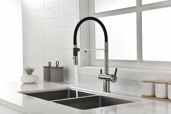 Смеситель для кухни Paulmark GRAVITY Gr213888-BS с подключением фильтра и гибким изливом брашированная сталь