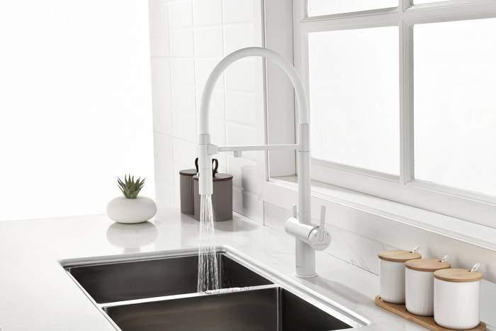 Смеситель для кухни Paulmark GRAVITY Gr213888-WH с подключением фильтра и гибким изливом белый матовый