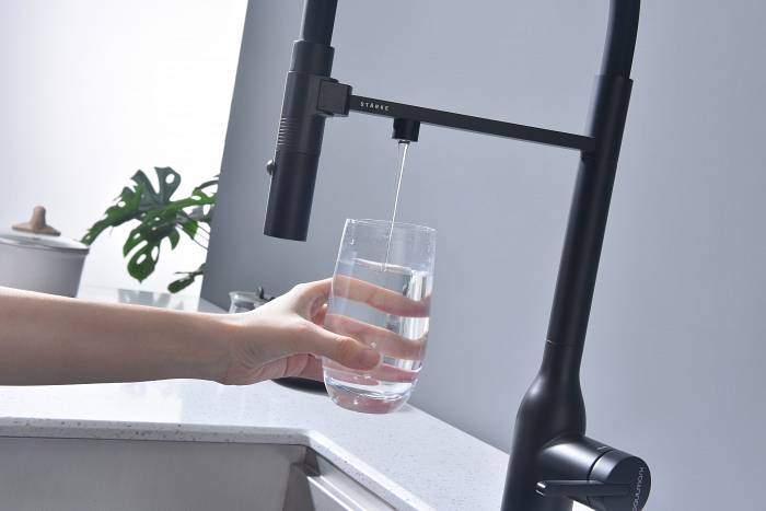 Смеситель для кухни Paulmark MAGNETO ONE Ma213188-GM с подключением фильтра и гибким изливом вороненая сталь