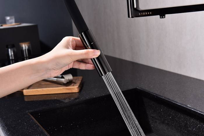 Смеситель для кухни Paulmark TORNADO To213402-GB  гибкий излив с подключением фильтра глянцевый черный