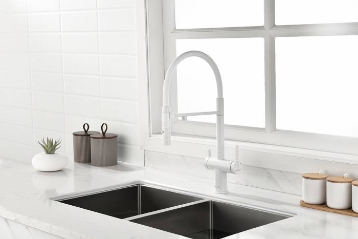 Смеситель для кухни Paulmark GRAVITY Gr213888-WH с подключением фильтра и гибким изливом белый матовый